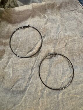 Classic Thin Hoop Earrings - Gunmetal